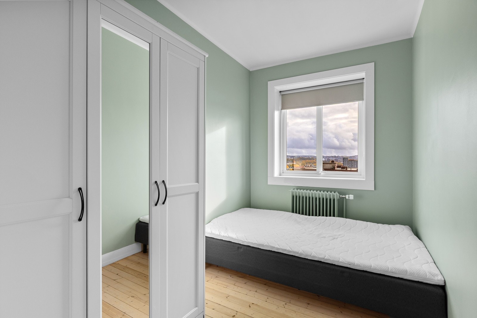 Soverom nr. 3 har et garderobeskap samt 120cm seng. Galleribilde