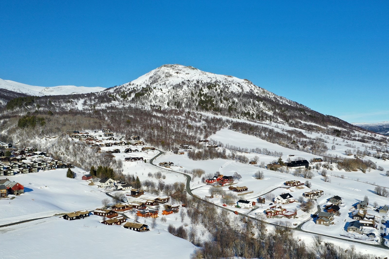 Fra tomtene er det bare 2,7 kilometer til Oppdal sentrum. Her er det kjøpesenter, restauranter, hotell, badeland og mere. Galleribilde