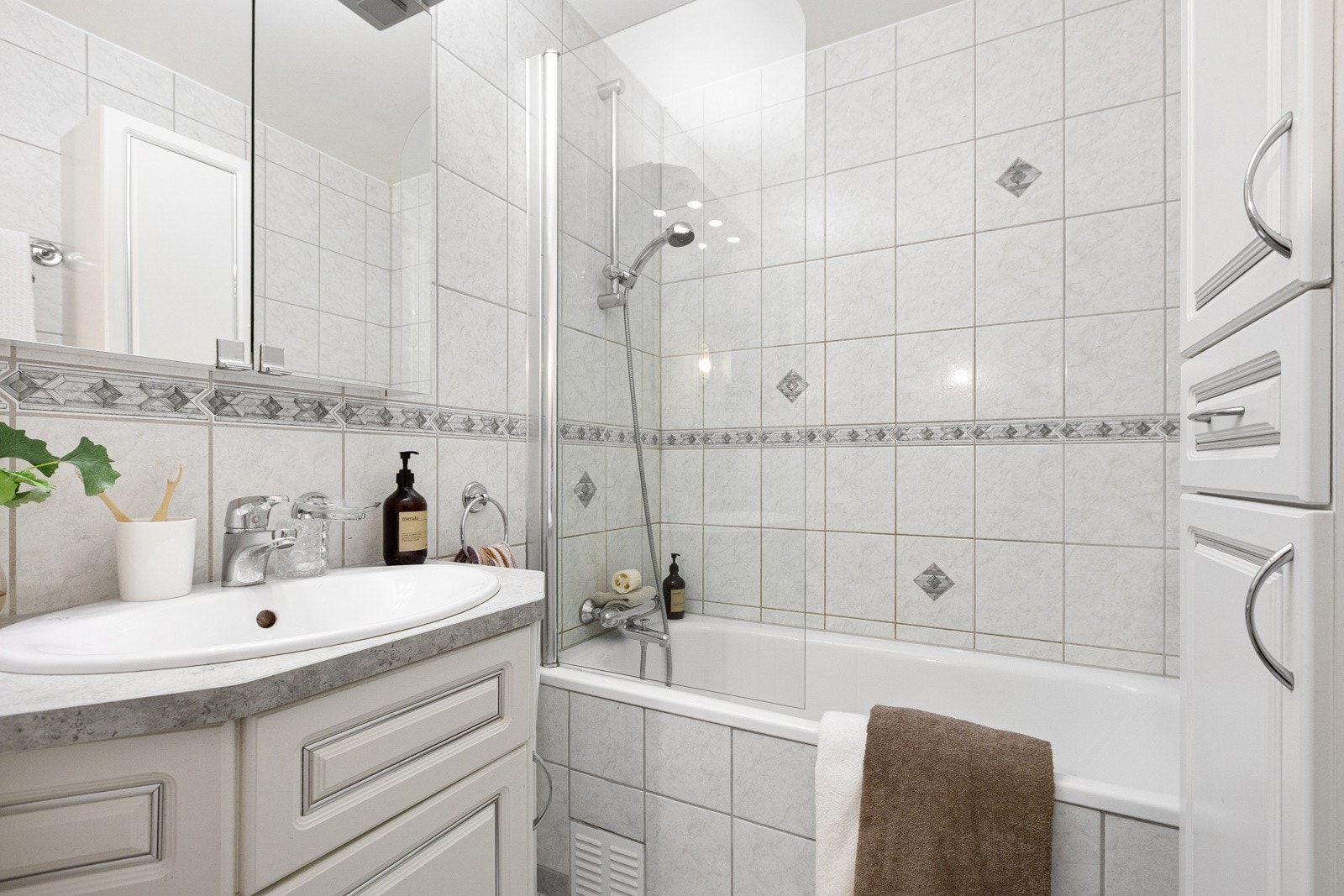 Badet i leiligheten er flislagt og har varme i gulvet. Galleribilde