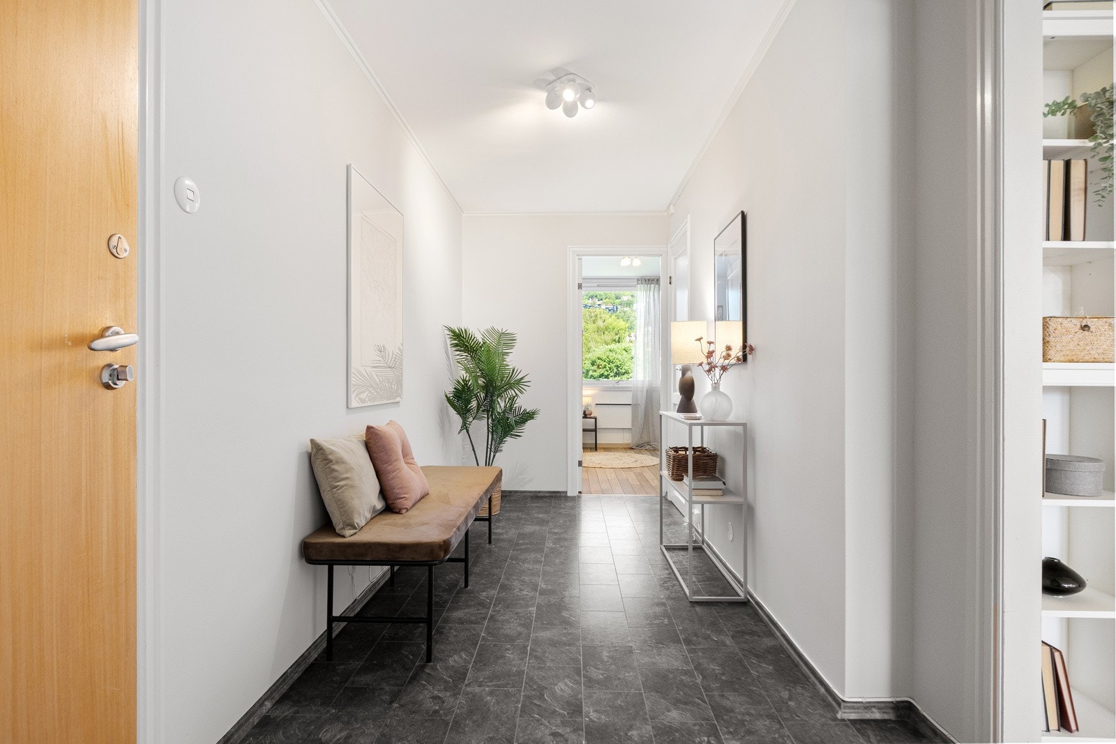Leiligheten har en innbydende entré med plass til kommode, skap eller annet møblement. Galleribilde