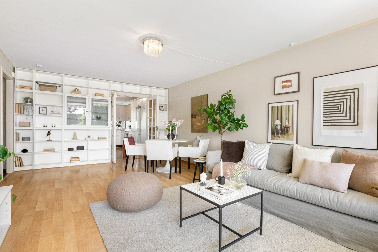 Mellom stuen og kjøkkenet er det tofløyet dør med glassfelt. Galleribilde