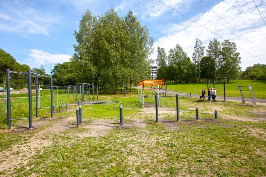 Like i nærheten er det tuftepark tilrettelagt for utenførs trening og lek. Galleribilde