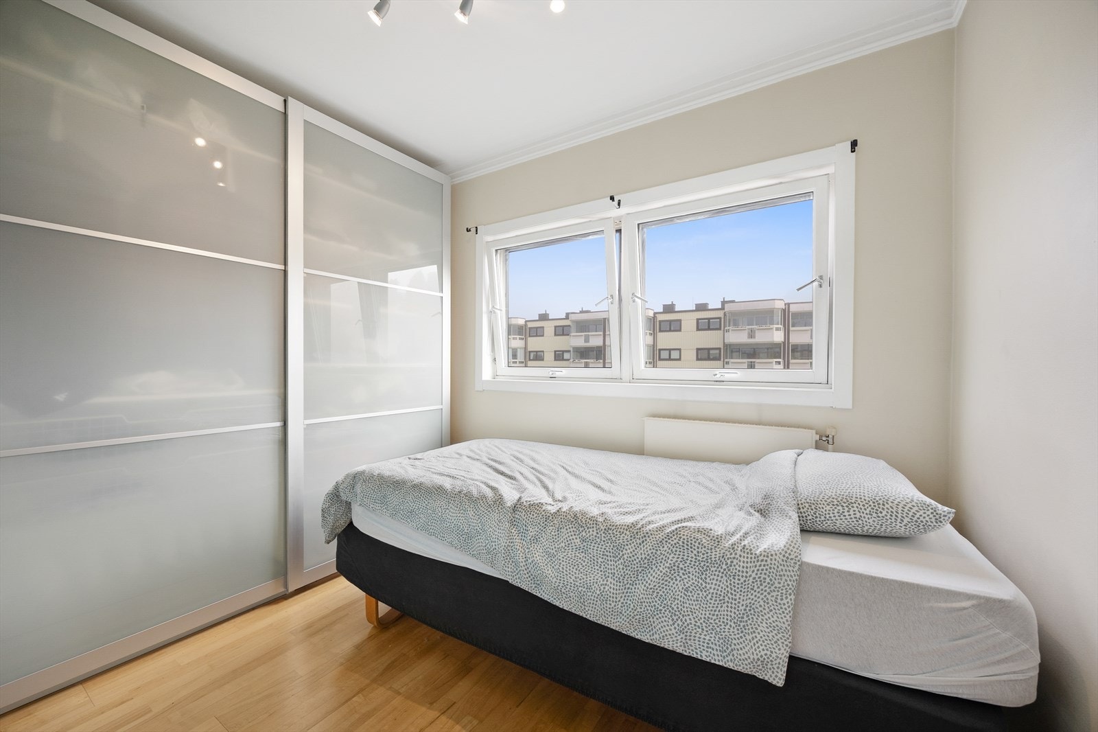 Soverom 2 er også av god størrelse med plass til stor seng. Galleribilde