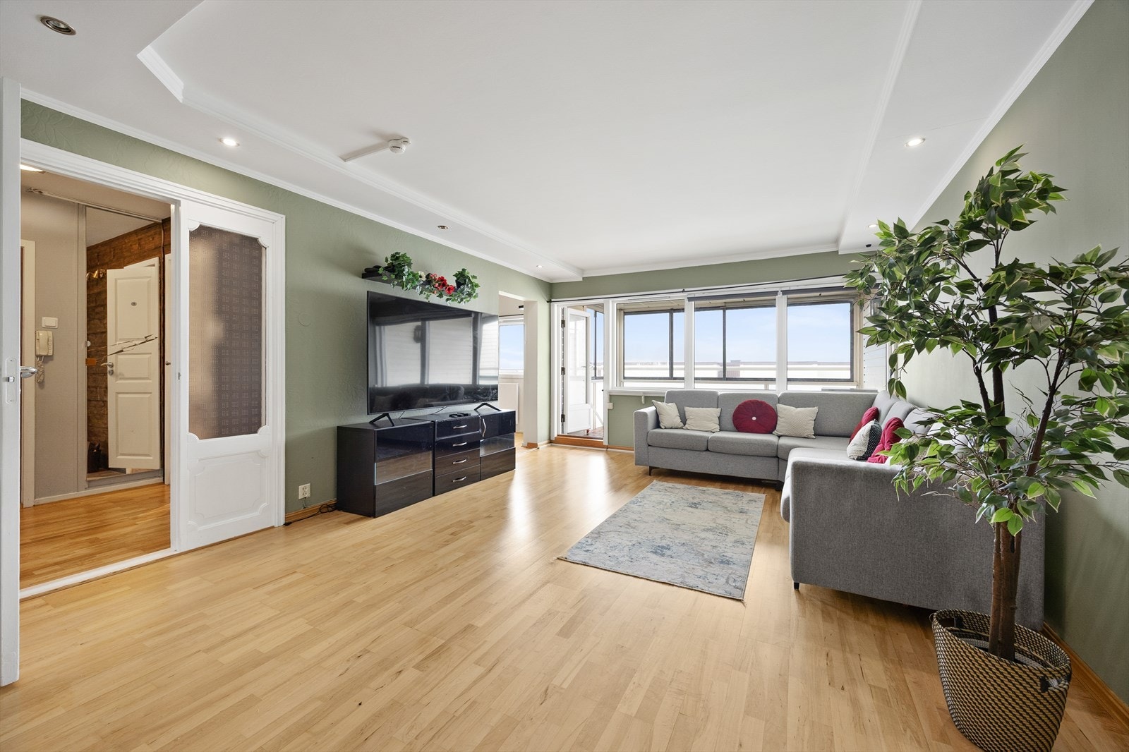 Romslig stue med god plass til sittegrupper. Galleribilde