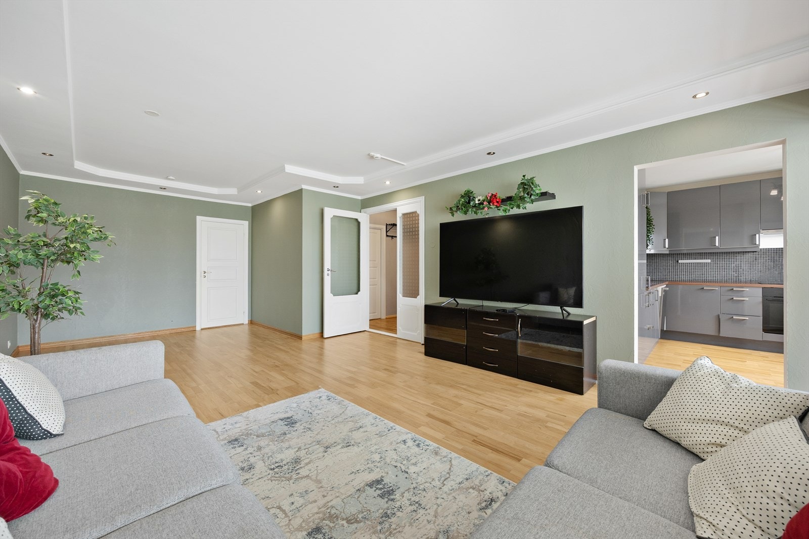 Veggene er malt i en lun fargetone som gir rommet en behagelig atmosfære. Galleribilde