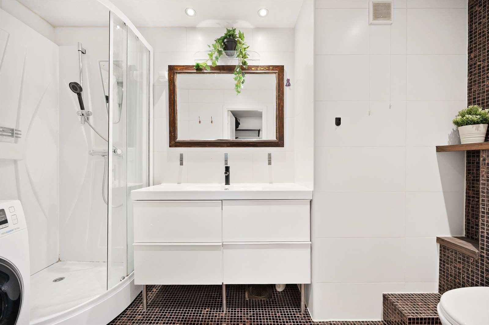 Store skuffer i servantseksjon bidrar til ryddig oppbevaring. Galleribilde