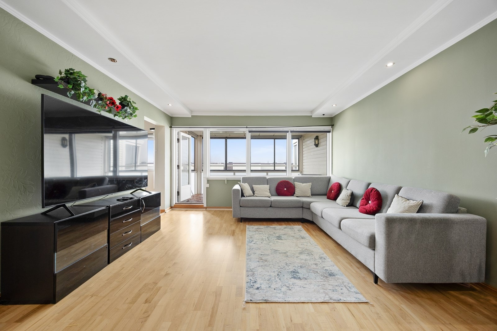 Flott stue med god plass til å innrede slik du ønsker. Galleribilde