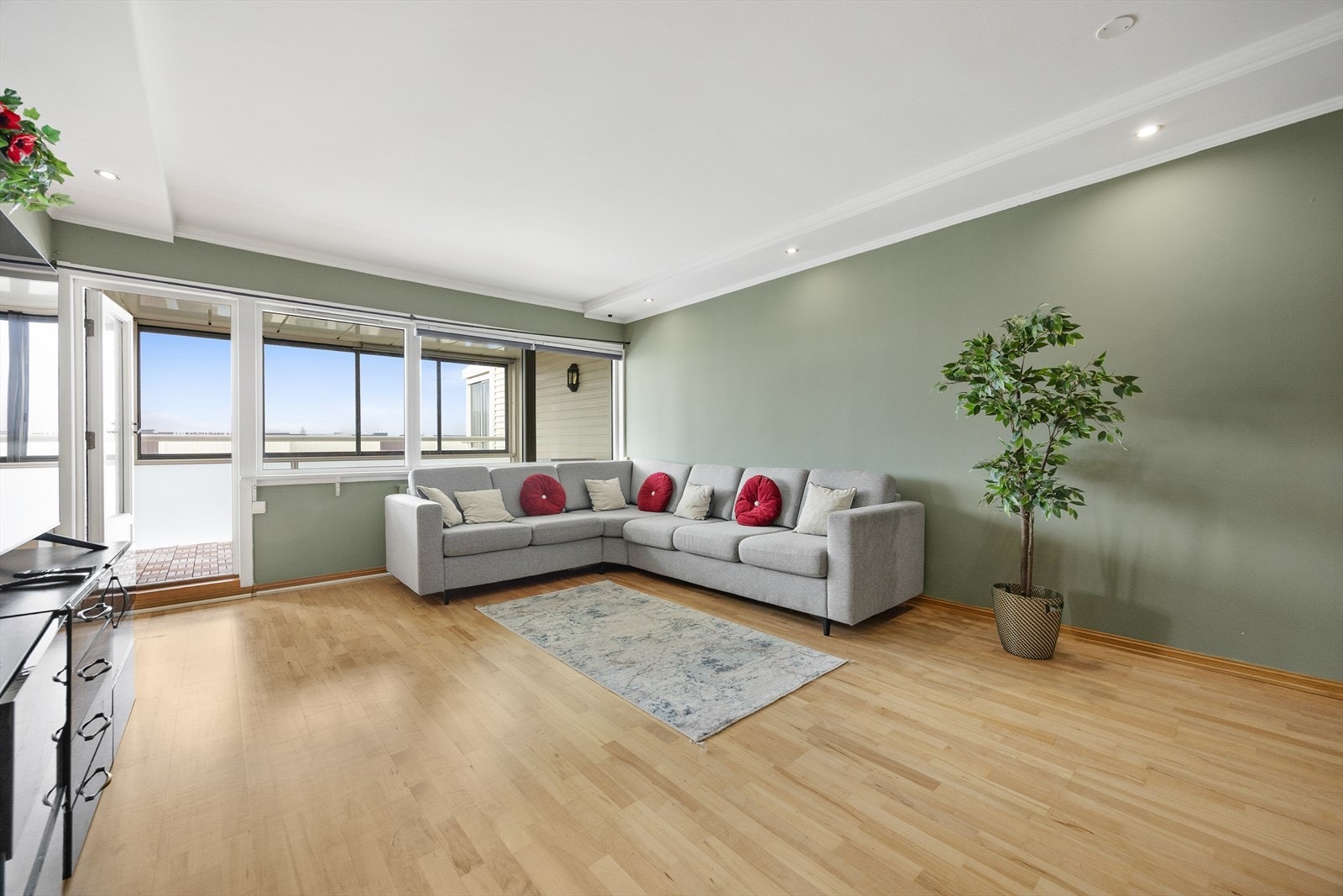 Store vindusflater slipper inn rikelig med naturlig lys. Galleribilde