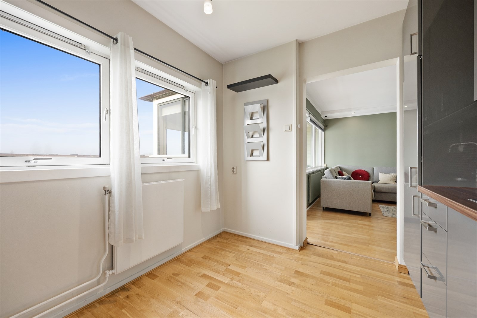 Rikelig med naturlig lys på kjøkkenet. Galleribilde