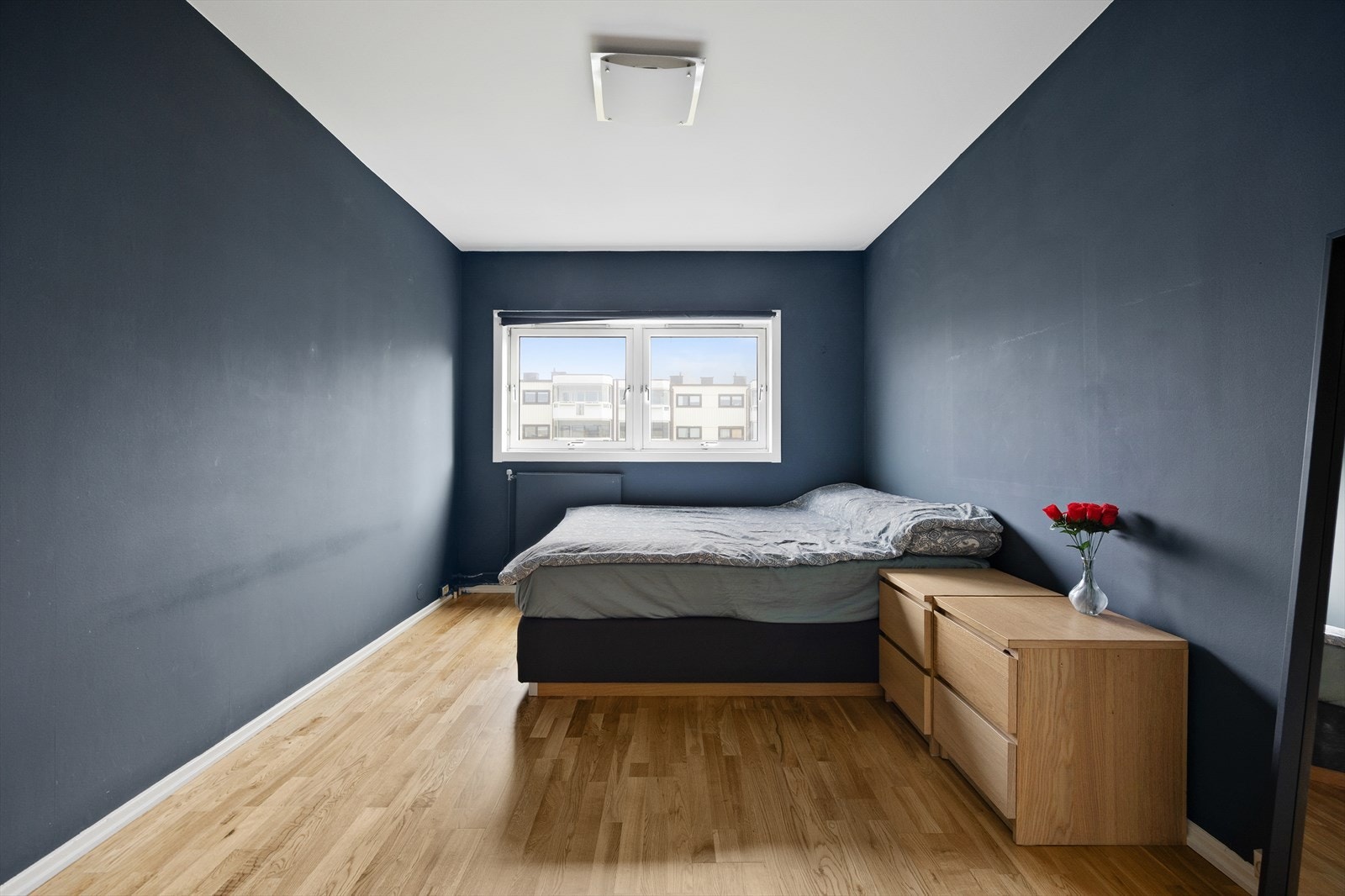 Veggene er malt i en dyp fargetone som gir rommet en behagelig atmosfære. Galleribilde