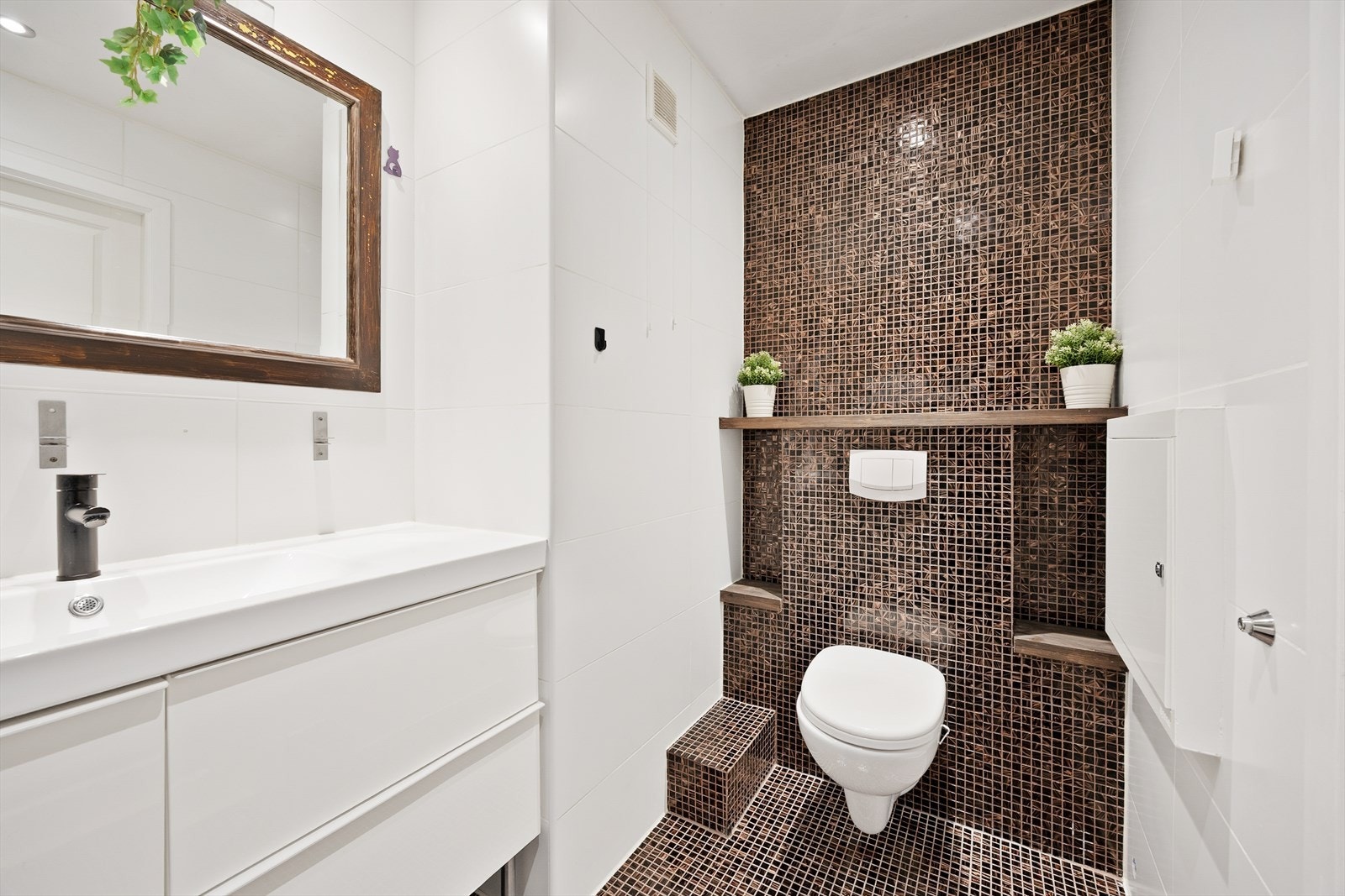 Moderne flislalgt bad. Galleribilde