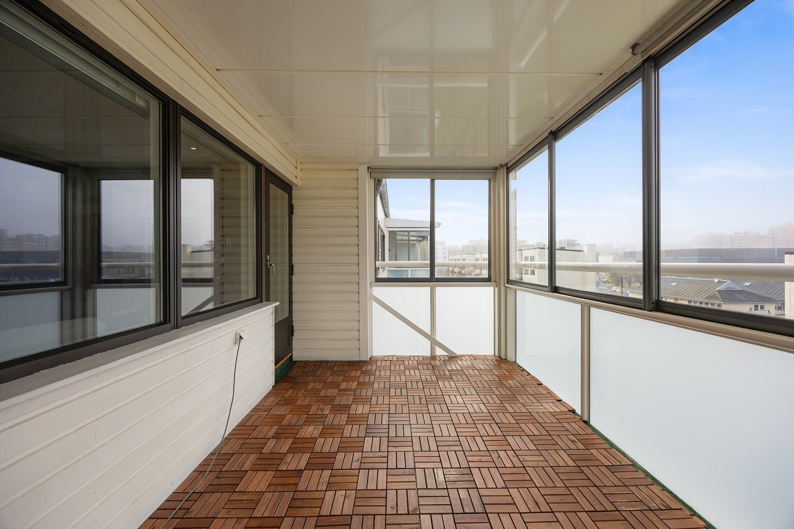 Stor innglasset balkong som fungerer som en forlengelse av stuen. Galleribilde