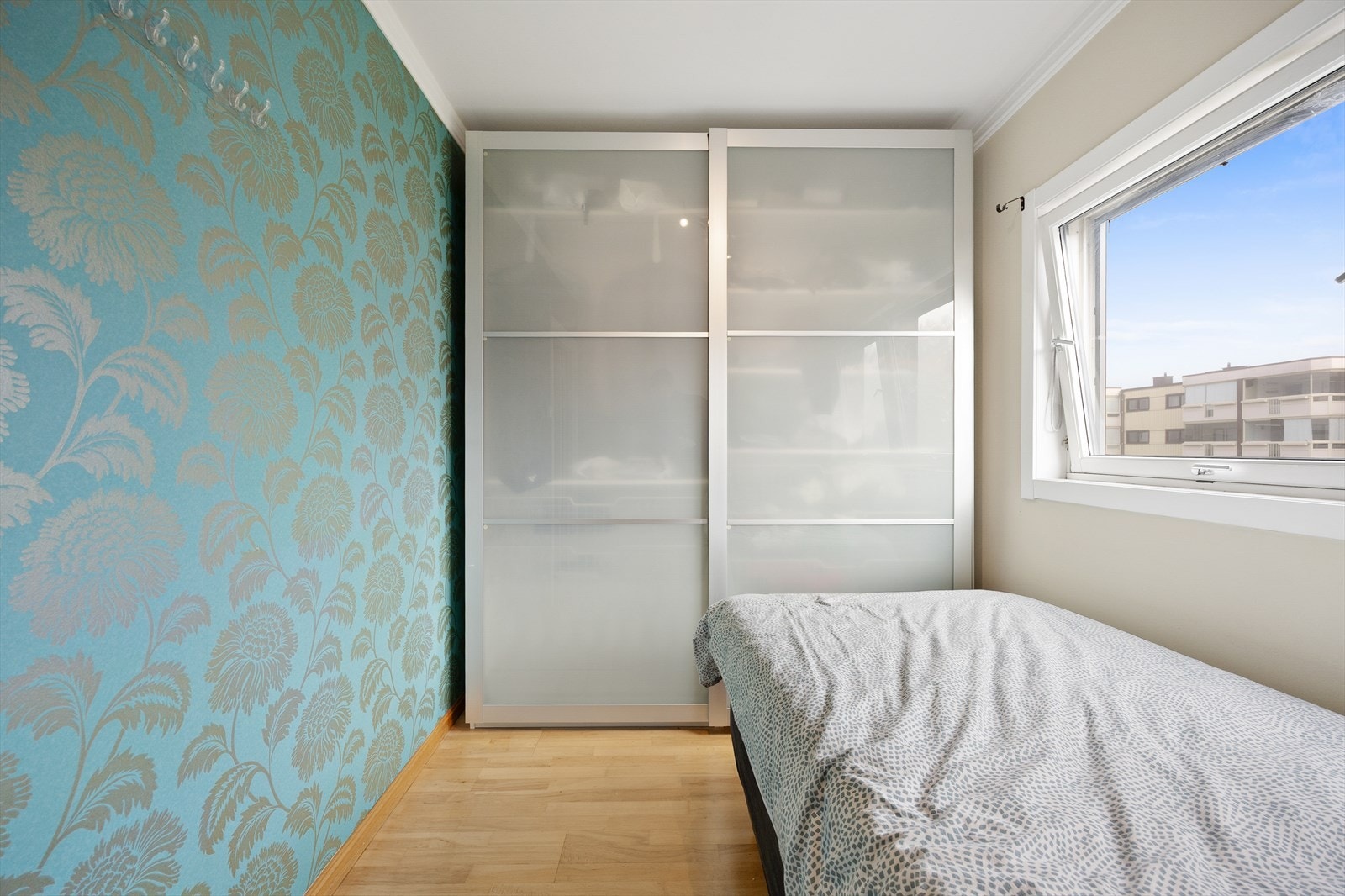 Skyvedørsgarderobe gir rikelig med oppbevaring. Galleribilde