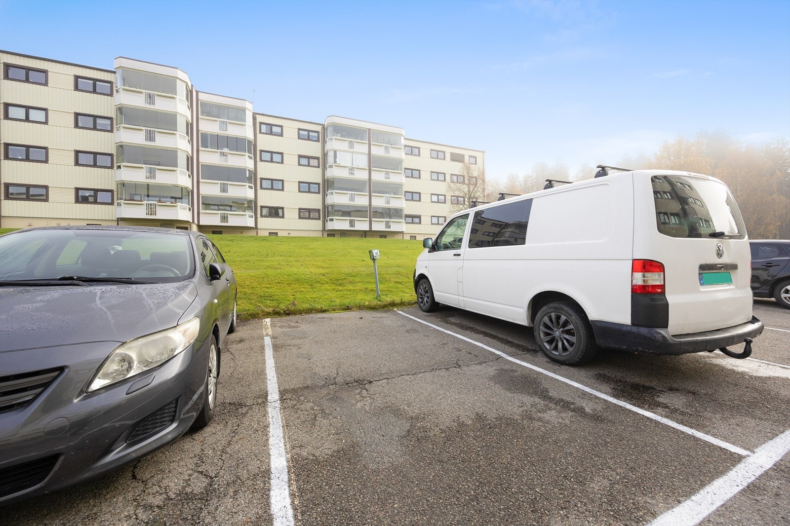 hht styret i Borettslaget Skårer I følger ikke garasjeplasser eller parkeringsplass ved salg av bolig. Disse går tilbake til borettslaget for fordeling. De som har kategori "eier parkeringsplass" eller "eier garasje" følger heller ikke ved salg Galleribilde