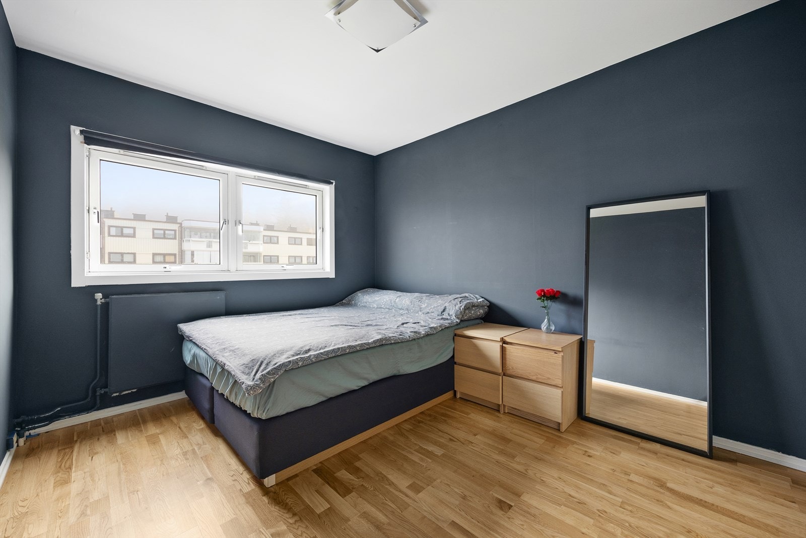 Hovedoverommet er av god størrelse med plass til stor dobbeltseng, nattbord og annet møblement. Galleribilde