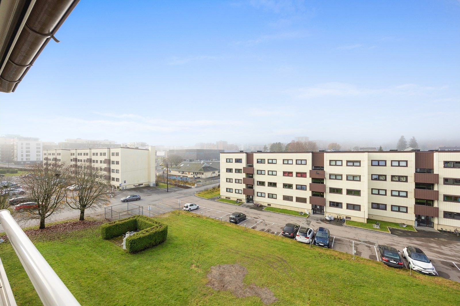 Balkongen har ingen innsyn og et hyggelig utsyn over nabolaget. Galleribilde