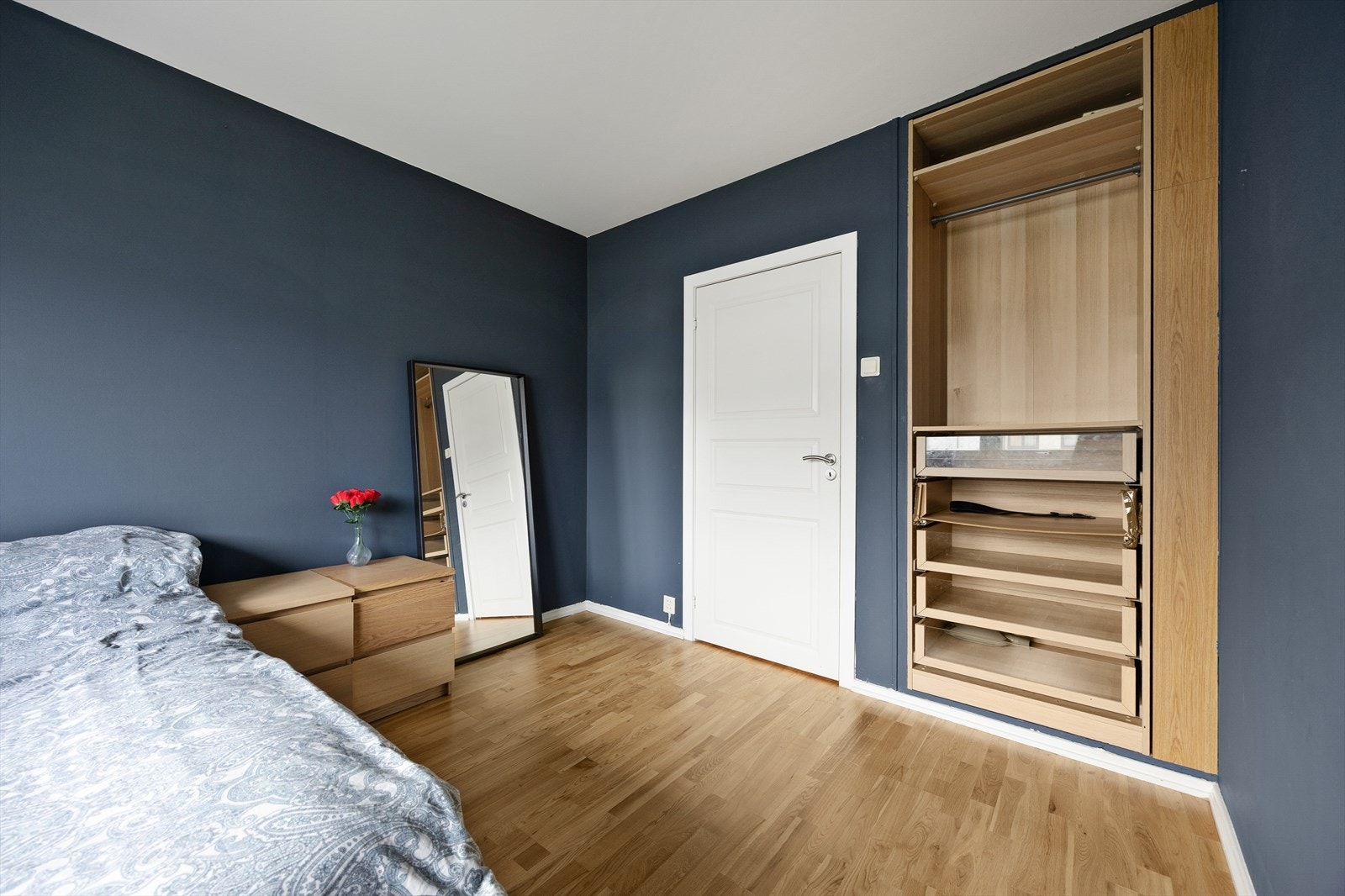 Integrert skap bidrar til ryddig oppbevaring. Galleribilde