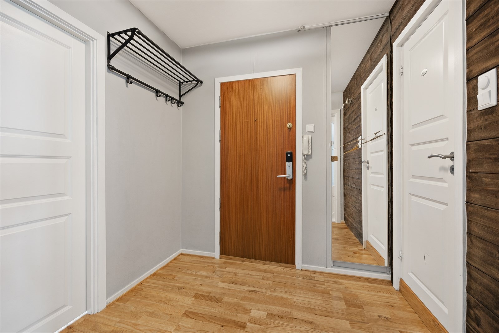 Her har du god plass til å henge fra deg yttertøy og sko. Galleribilde