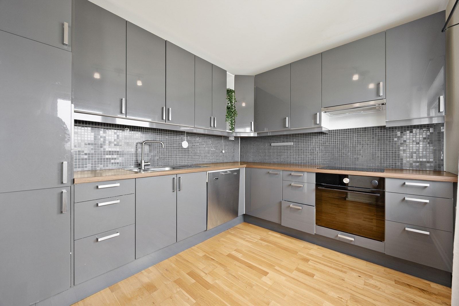 Stort kjøkken med svært god benk- og skapplass. Galleribilde