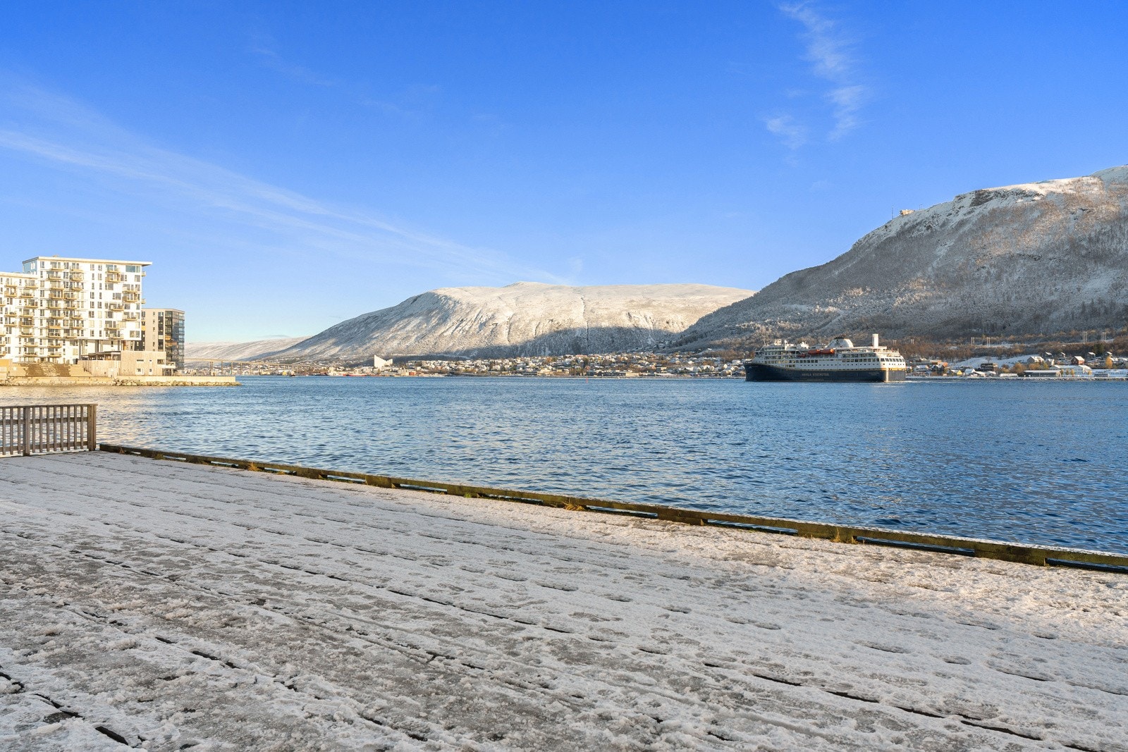 Herlige turområder langs sjøen, både til Tromsø Sentrum og Telegrafbukta.
