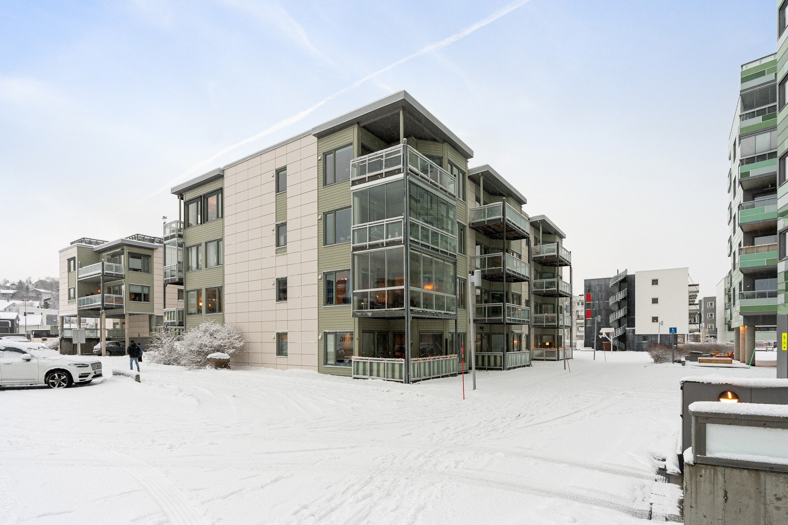 Utomhusområdet er således pent opparbeidet og fremstår vedlikeholdt og gjennomført.