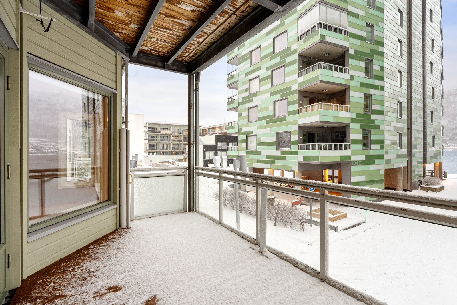 Verandaen er overbygd og har sørvendte sol- og utsiktsforhold.