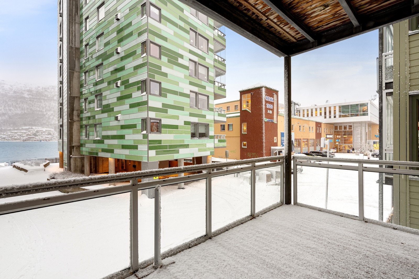 Sjøutsikt mellom blokkene.