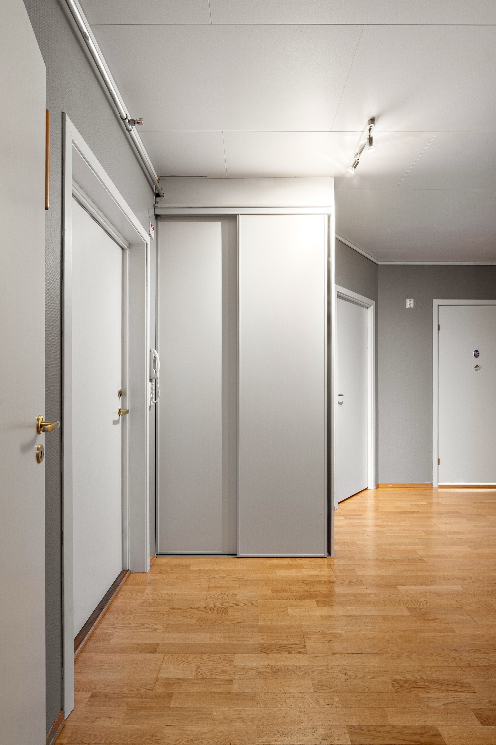 Velkommen inn! Skyvedørsgarderobe i gang.