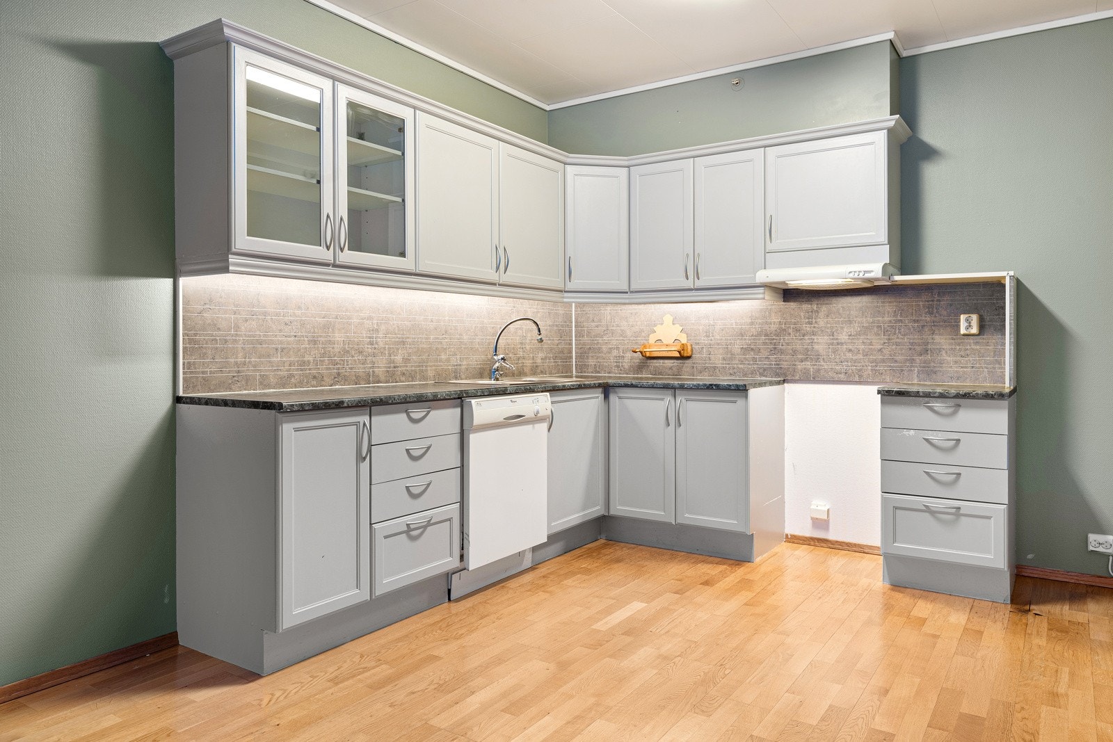 I direkte tilknytting spisestuen har du kjøkkent, for øvrig rikelig med oppbevaring i over- og underskap.