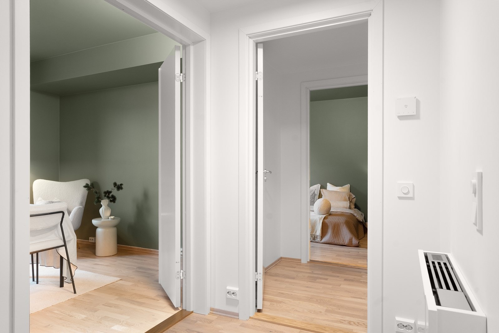 Oppvarming via felles luft-vann varmepumpe som går til viftekonvektor i gangen Galleribilde