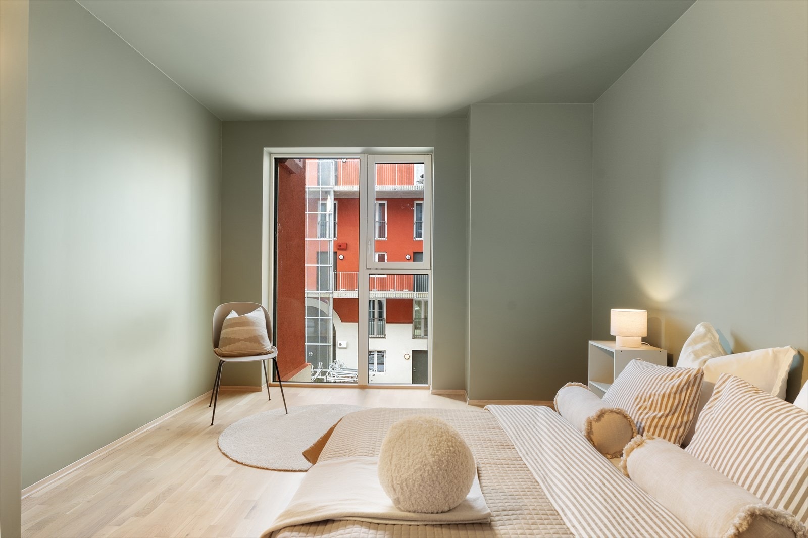 Romslig hovedsoverom med god plass til dobbelseng og tilhørende nattbord Galleribilde