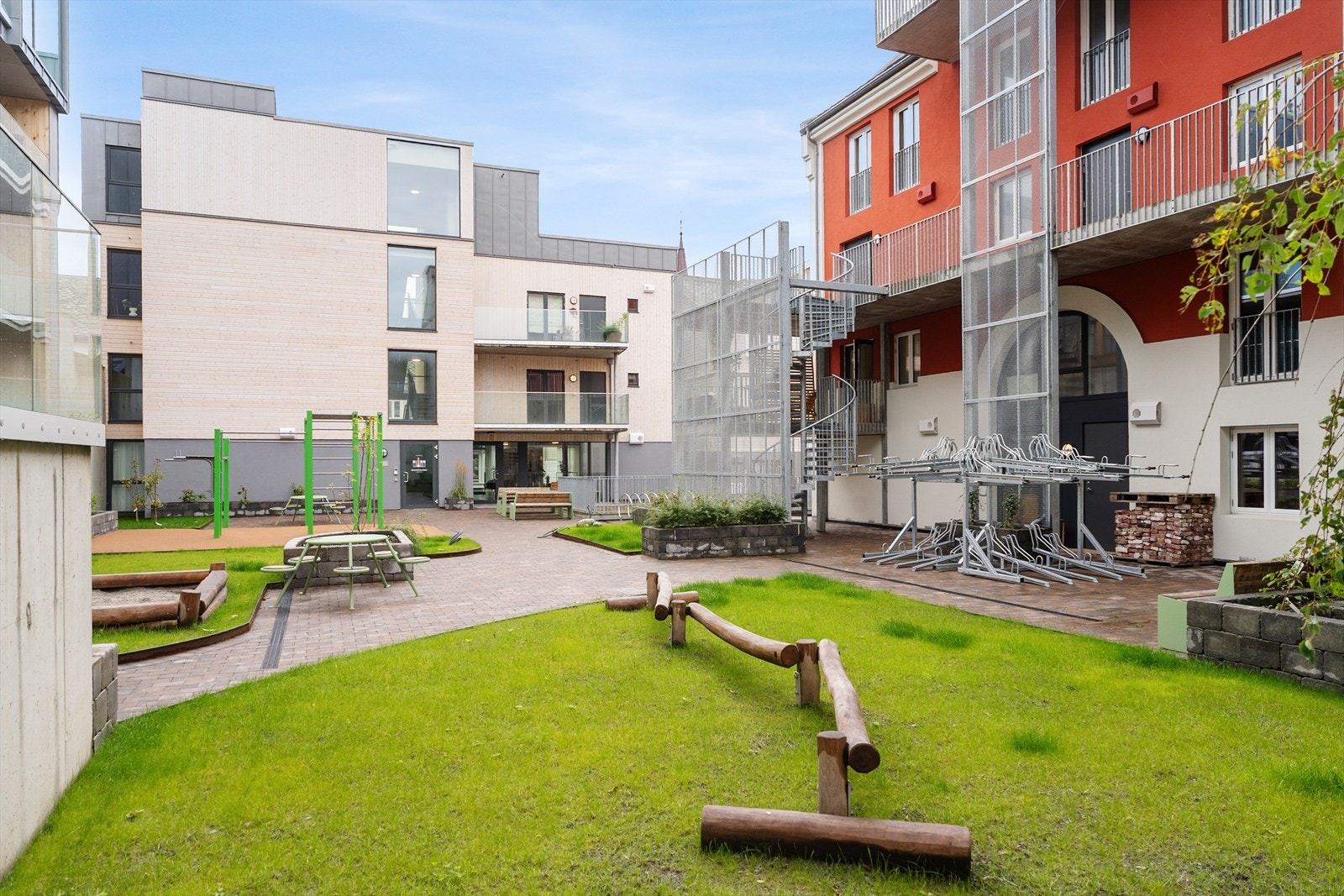 Gjennomført bakgård med flotte grøntareal og lekeapparater Galleribilde