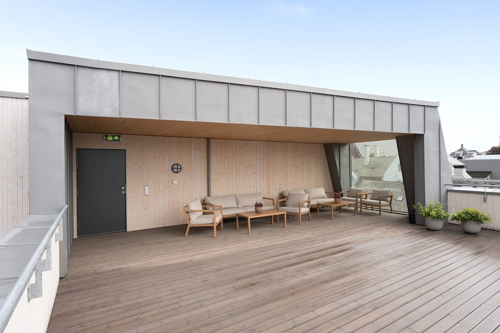 Deler av takterrassen er overbygget - Perfekt for vestlandssommeren Galleribilde