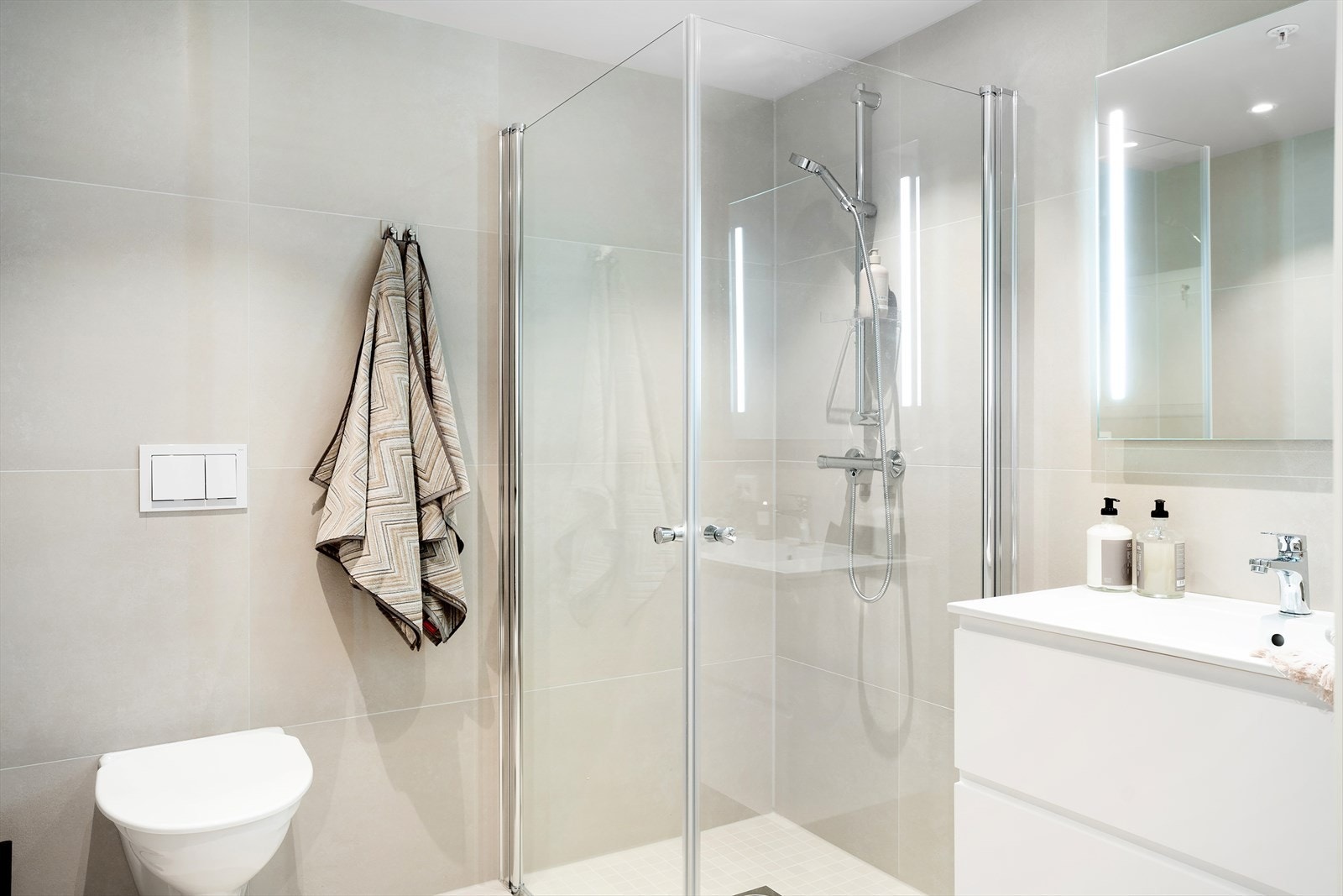 Helfliset bad i gjesteleiligheten Galleribilde