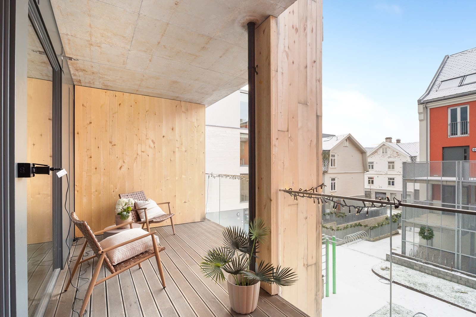 Lys og moderne leilighet med vestvendt balkong med gode solforhold Galleribilde