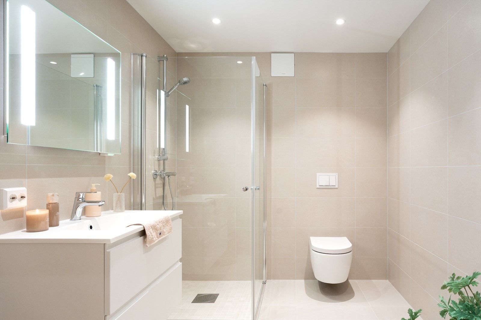 Lekkert, helfliset bad med varmekabler i gulvet Galleribilde