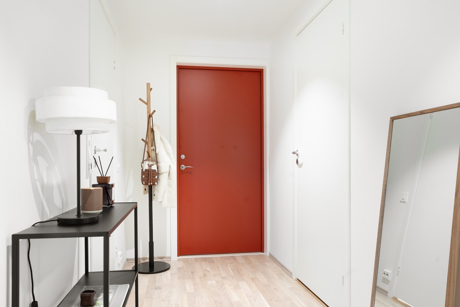 Entré med god plass til å henge fra seg yttertøy og inngang til bod Galleribilde