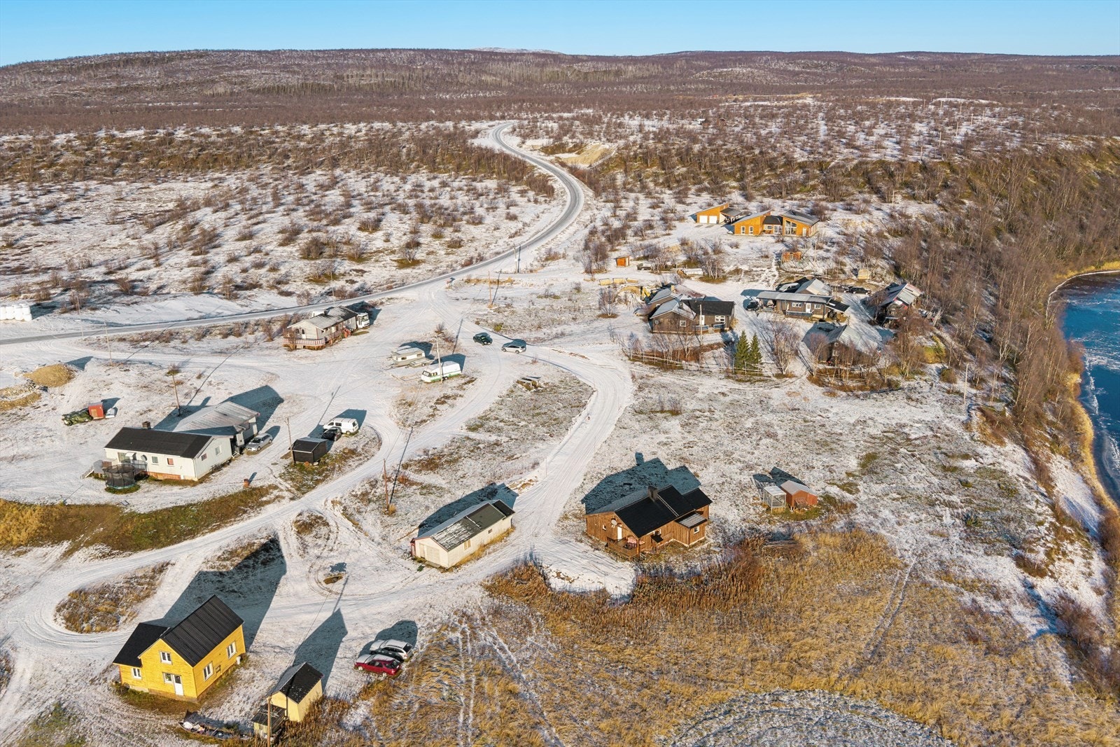 Boligen ligger fint til med under kvarteret i bil til sentrum, hvor det bl.a. er barnehage, skole og butikker Galleribilde