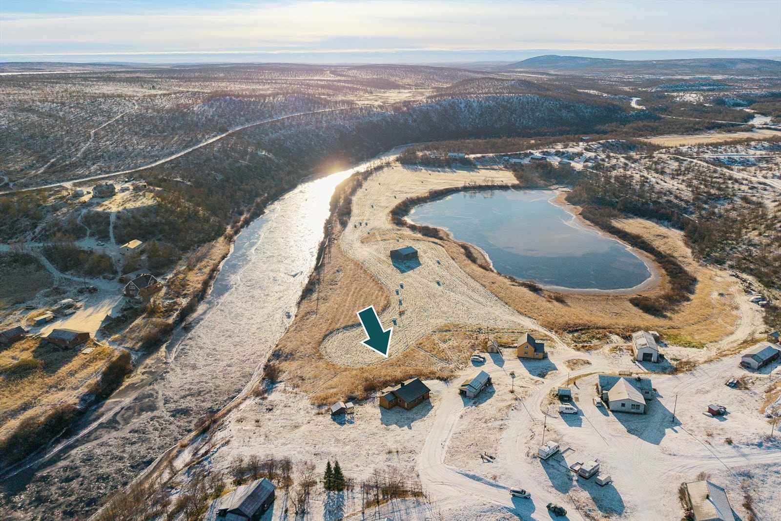 Området rundt er naturskjønt med bl.a. Kautokeino elva like ved Galleribilde