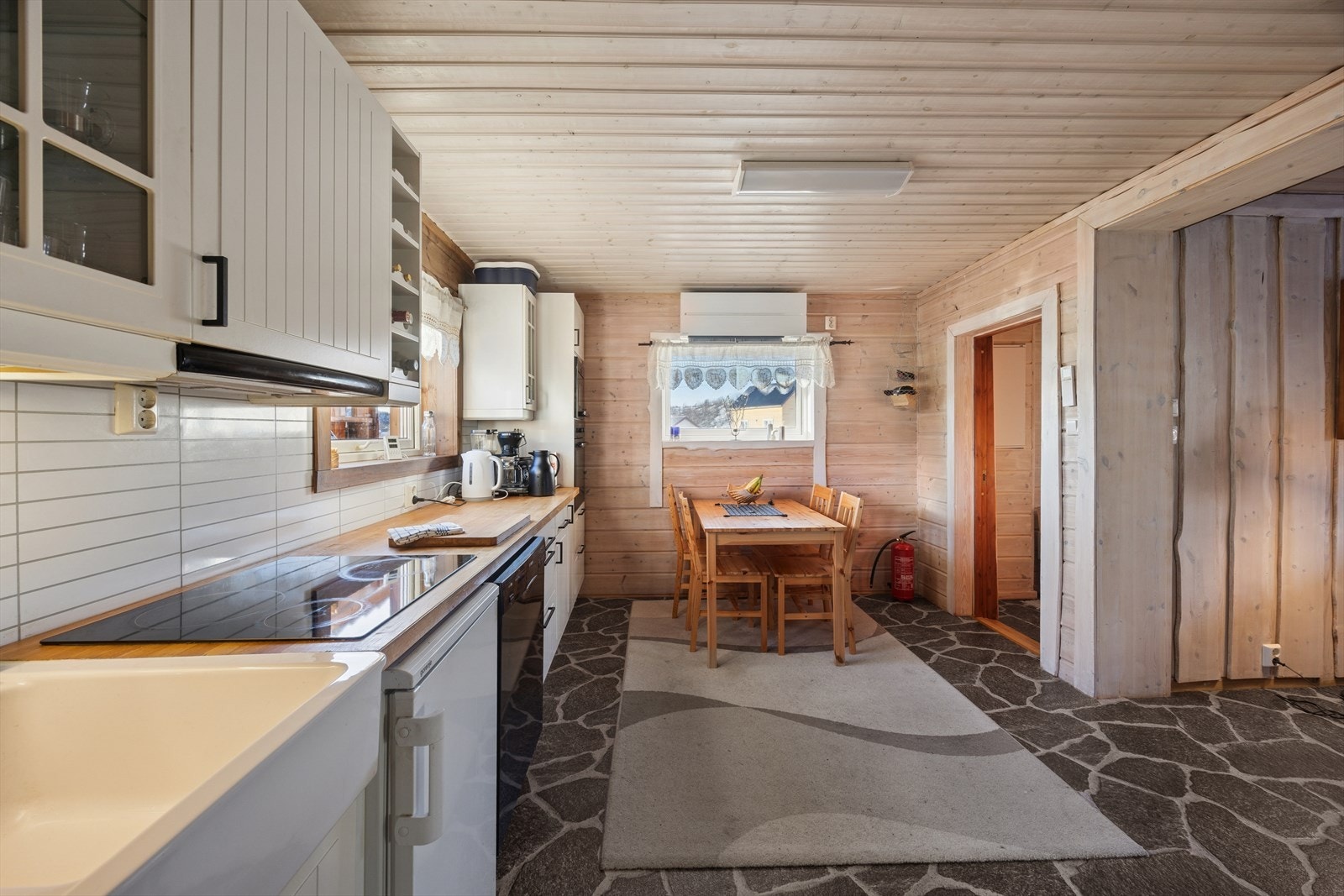 Hvitevarene medfølger og består av stekeovn, mikro, koketopp, oppvaskmaskin og kjøleskap (under benk) Galleribilde