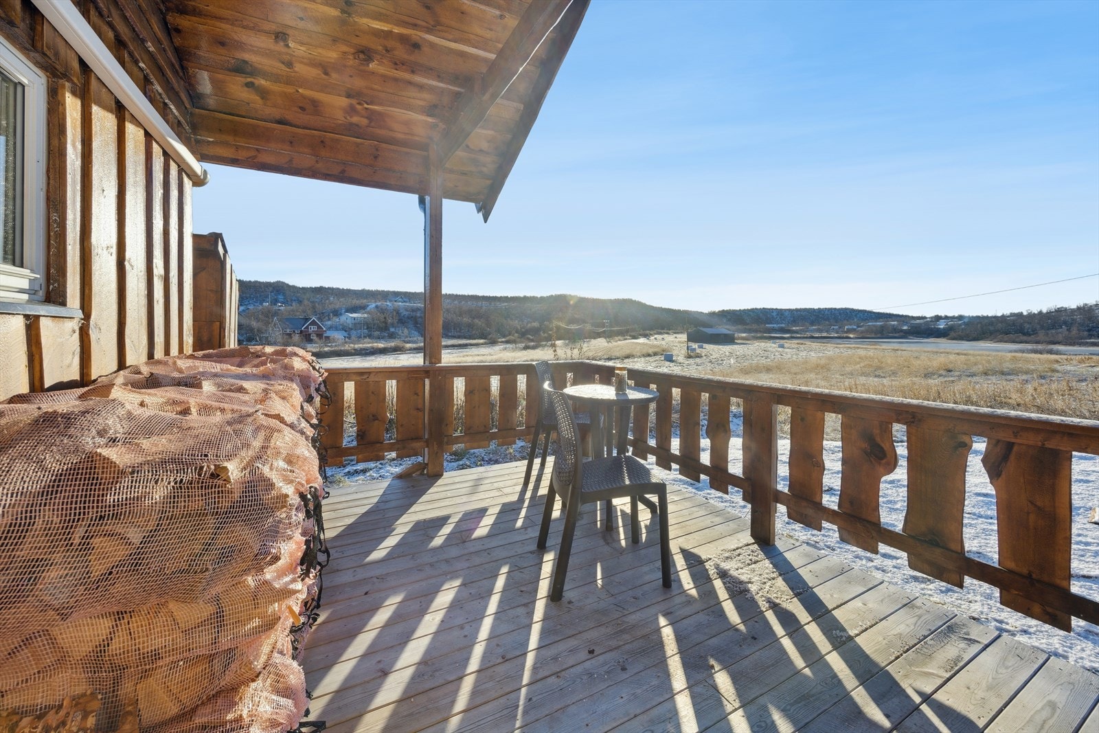 Den sørvest-vendte verandaen er delvis overbygget og byr på gode solforhold, samt fin frisikt over nærområdene Galleribilde