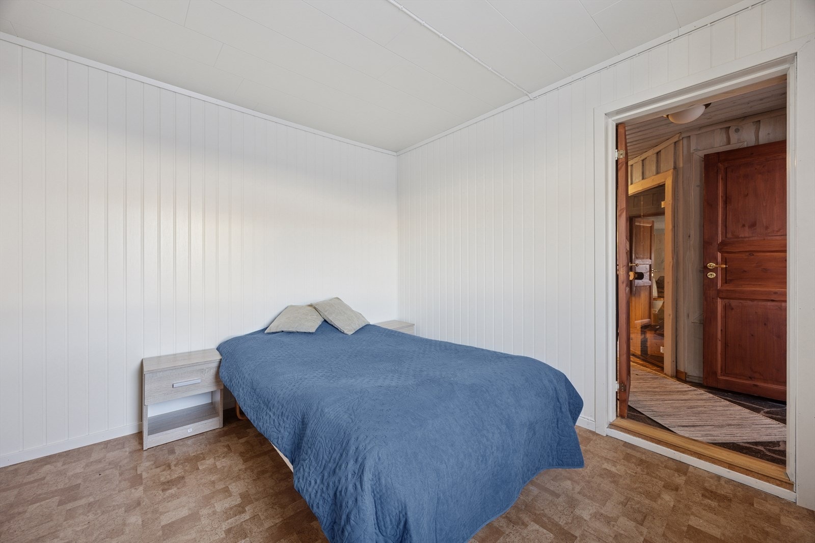 Soverom I - Hovedsoverommet er av god størrelse med plass til både dobbeltseng og oppbevaringsmøbler Galleribilde