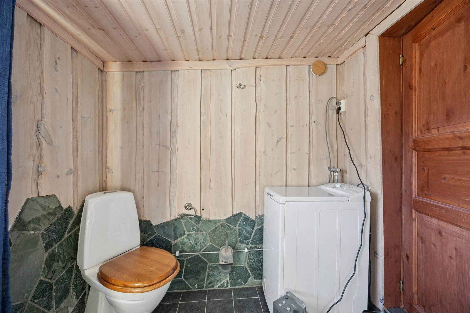 Her finner du toalett, dusjkabinett, baderomsinnredning og opplegg for vaskemaskin Galleribilde