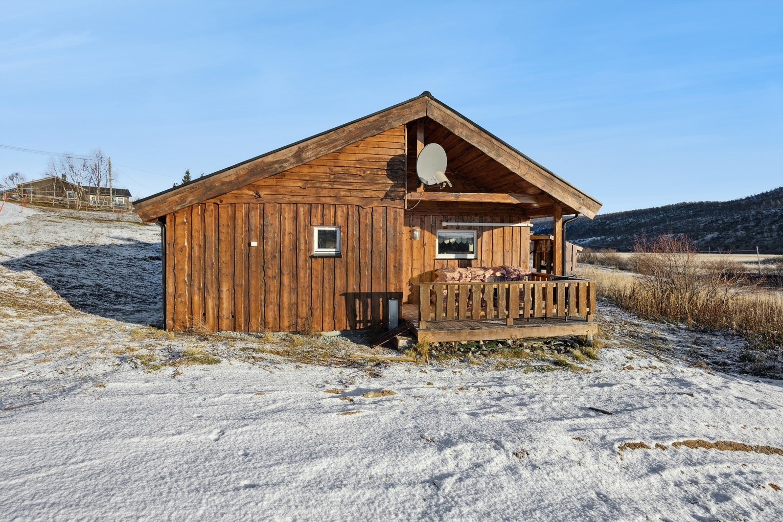 Det er trapp ned til hagen fra verandaen Galleribilde