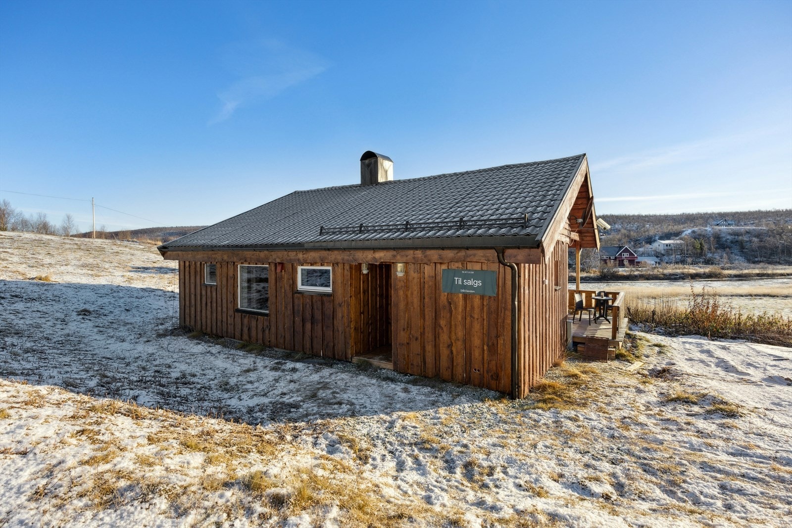 Boligen er i nyere tid vesentlig oppgradert både innvendig og utvendig - Adkomst via overbygget inngangsparti Galleribilde