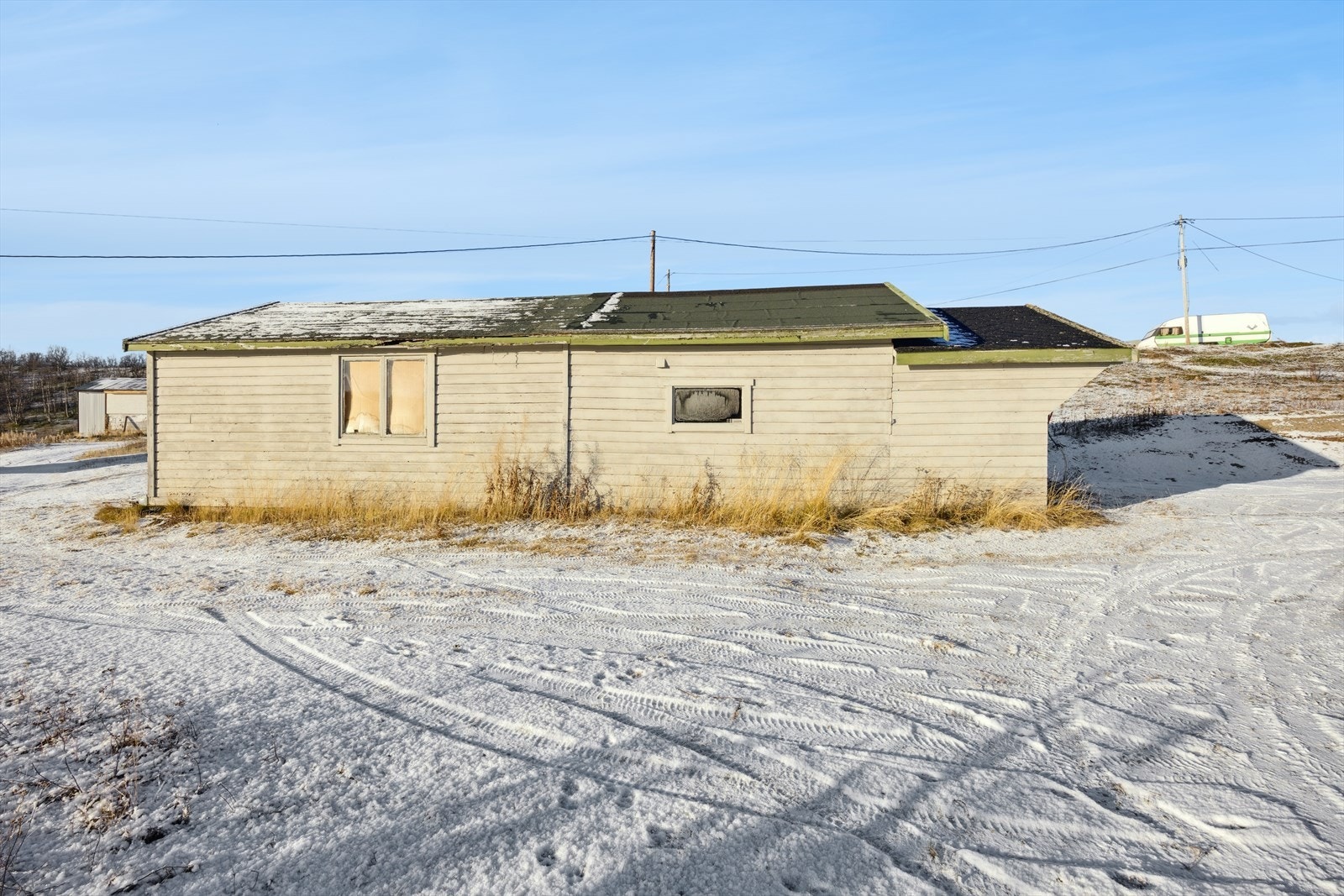 Halve uthuset tilhører nevnte bolig og den andre halvparten tilhører nabo Galleribilde