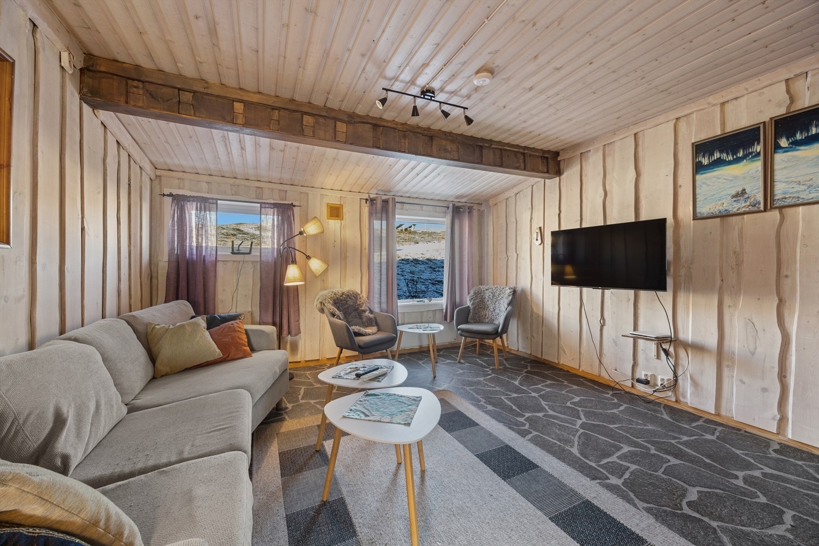 Rommet er møbleringsvennlig med god plass til sofakrok med TV og salongbord Galleribilde