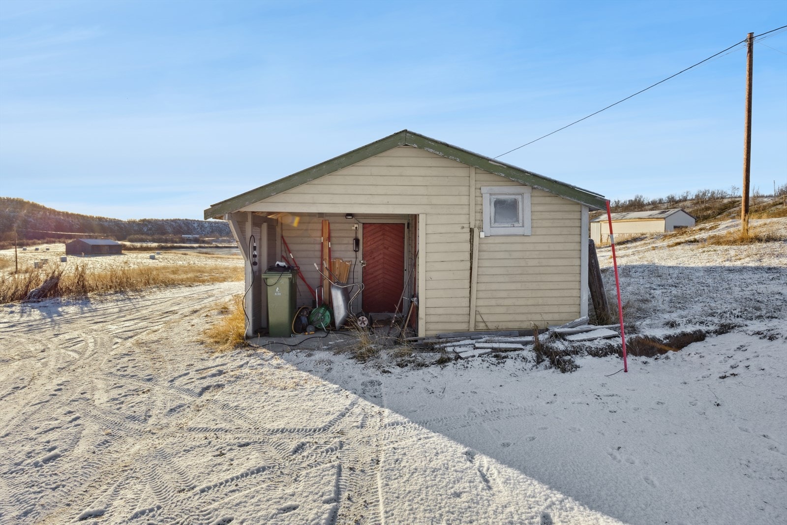 Eldre uthus (halvpart) som gir rikelig med lagringsplass - Bygget har vedlikeholdsbehov Galleribilde