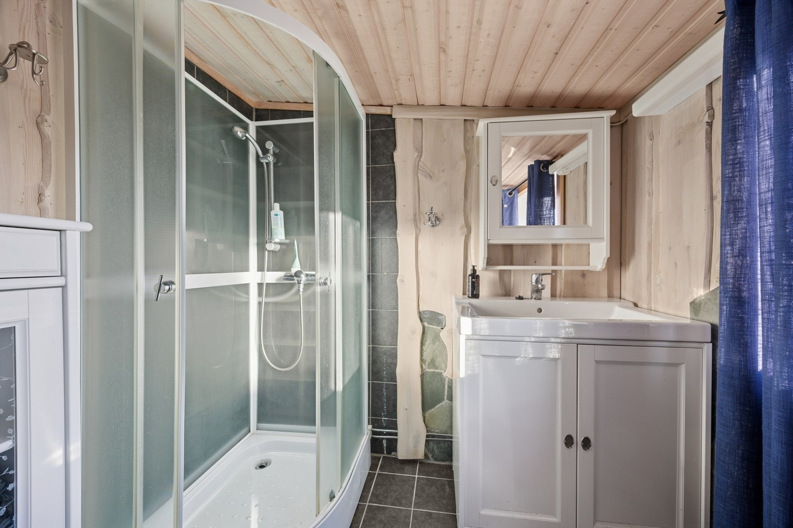 Innredningen består av servant med romslig skap under og overskap med speilfront Galleribilde