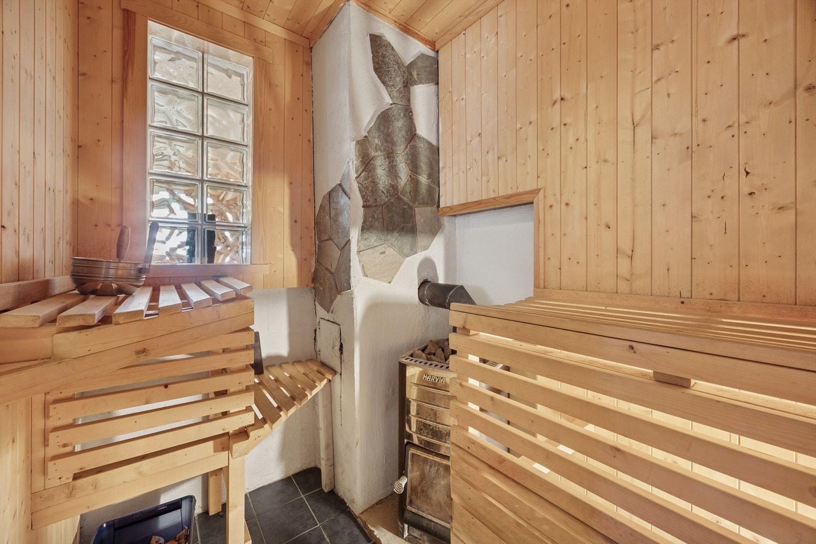 Badstue med flis på gulvet og panel i tak/vegger Galleribilde